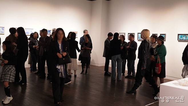 지난 14일 오후 5시 30분 서울 종로구 인사아트센터 1층 본전시장. 칠보공예가 김인자의 개인전 '스며드는 색, 머무는 빛' 개막 행사에 50명 가까운 관람객이 몰렸다. /허아은 기자