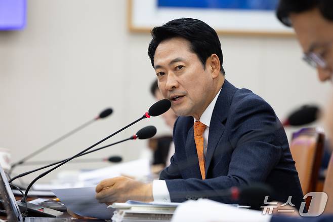 장동혁 국민의힘 대표가 지난 16일 서울 여의도 국회에서 열린 교육위원회의 서울대학교 등에 대한 국정감사에서 유홍림 서울대학교 총장에게 질의하고 있다. 2026.10.16 ⓒ 뉴스1 유승관 기자