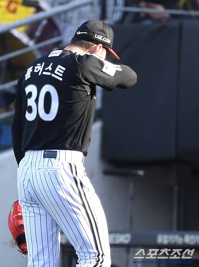 17일 전남광주 기아챔피언스필드에서 준PO 1차전 KIA와 LG의 경기가 열렸다. 6회말 무사 1, 3루. 마운드를 내려오는 LG 톨허스트. 광주=송정헌 기자songs@sportschosun.com/2026.10.17/