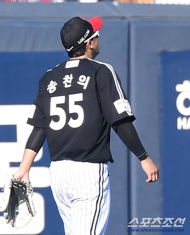 17일 전남광주 기아챔피언스필드에서 준PO 1차전 KIA와 LG의 경기가 열렸다. 6회말 KIA 박재현의 타구를 놓친 LG 송찬의. 광주=송정헌 기자songs@sportschosun.com/2026.10.17/