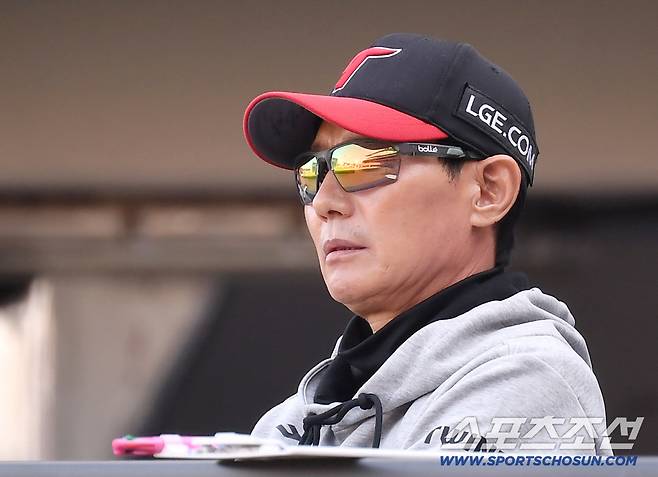 17일 전남광주 기아챔피언스필드에서 준PO 1차전 KIA와 LG의 경기가 열렸다. 경기 지켜보는 LG 염경엽 감독. 광주=송정헌 기자songs@sportschosun.com/2026.10.17/