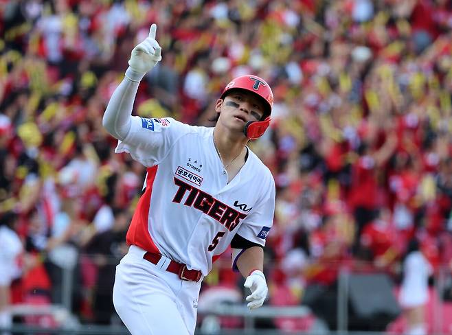 김도영(KIA 타이거즈)이 17일 전남광주 기아챔피언스필드에서 열린 2026 KBO리그 2026 포스트시즌 준플레이오프 1차전 엘지(LG) 트윈스와 경기 4회말 1사에서 솔로 홈런을 치고 세리머니 하고 있다. 연합뉴스