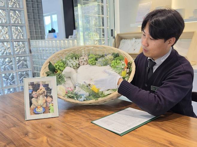 김영덕 반려동물 장례지도사가 세상을 떠난 반려동물을 눕히는 '요람'에 대해 설명하고 있다. 김영덕 지도사 제공
