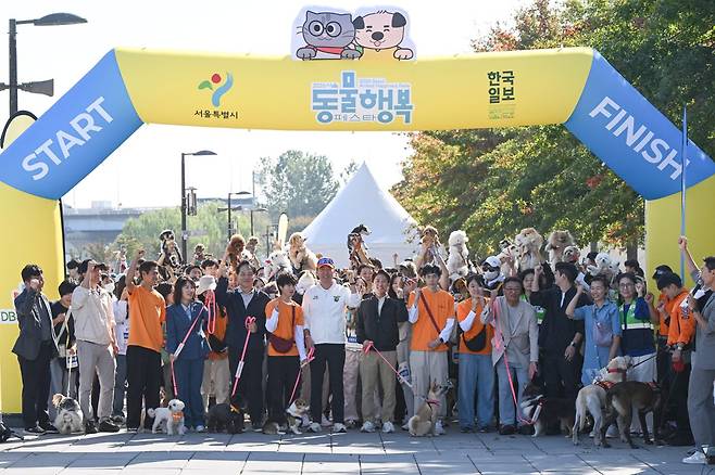 17일 서울 여의도한강공원 물빛무대 앞 광장에서 열린 2026 서울동물행복페스타에서 이성철 한국일보 사장과 오세훈 서울시장 등 시민들이 동행런 출발에 앞서 기념촬영을 하고 있다. 박시몬 기자