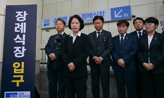 17일 추미애 경기도지사가 16일 부천 공장 화재로 순직한 고(故) 김진석 소방위의 빈소가 마련된 순천향대 부천병원 장례식장 앞에서 발언하고 있다. 윤원규기자