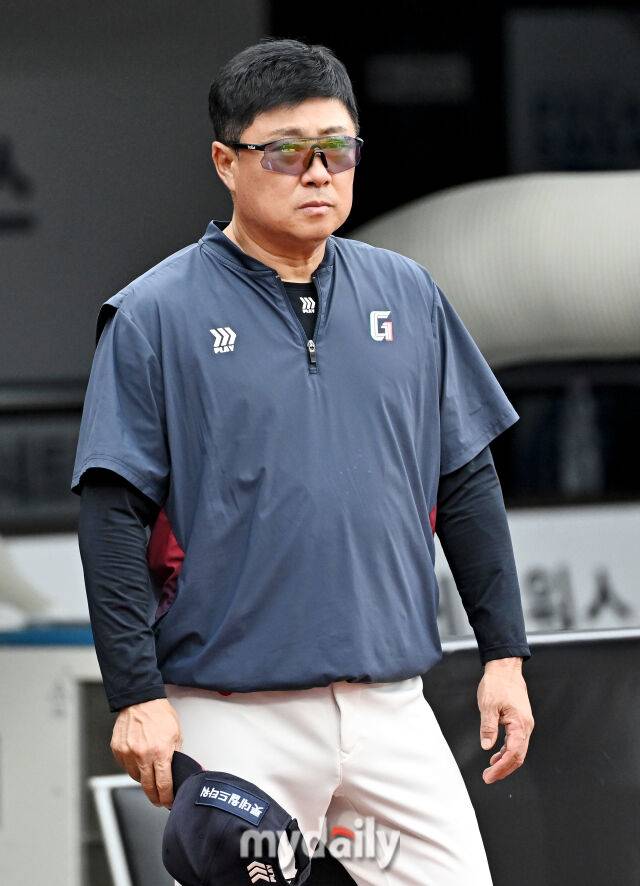 13일 오후 경기도 수원시 수원KT위즈파크에서 진행된 '2026 프로야구 KBO리그' KT위즈와 롯데자이언츠의 경기. 롯데 김태형 감독이 인사를 하고 있다./마이데일리