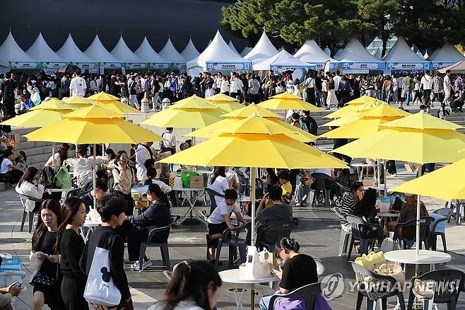 붐비는 대전빵축제 (대전=연합뉴스) 이주형 기자 = 2026 대전빵축제가 열린 대전 엑스포과학공원 일대가 17일 오후 축제를 즐기러 나온 시민들과 관광객들로 붐비고 있다. 2026.10.17 coolee@yna.co.kr