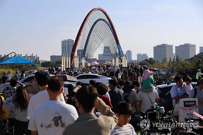 붐비는 대전빵축제 (대전=연합뉴스) 이주형 기자 = 2026 대전빵축제가 열린 대전 엑스포과학공원 일대가 17일 오후 축제를 즐기러 나온 시민들과 관광객들로 붐비고 있다. 2026.10.17 coolee@yna.co.kr