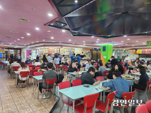 16일 낮 12시께 인천 남동구 구월동 대형 복합상가 ‘씨앤씨’ 건물 2층 식당가. 흉기 난동 사건 범인을 진압한 의인으로 알려진 한 상인의 식당 앞이 손님들로 붐비고 있다. 2026.10.16 /유진주기자 yoopearl@kyeongin.com