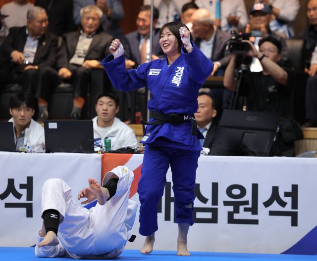 경북도체육회의 허미미가 17일 제주에서 열린 제107회 전국체육대회 유도 여자 일반부 -57㎏ 결승에 출전, 김주희를 상대로 승리한 뒤 기뻐하고 있다. 연합뉴스