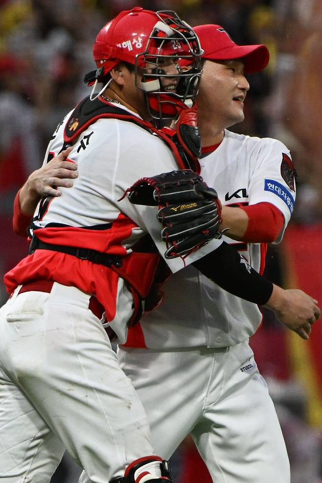 18일 오후 전남광주 북구 광주-기아챔피언스필드에서 열린 2026 KBO 포스트시즌 준플레이오프 2차전 LG트윈스 대 KIA타이거즈의 경기. 6-3으로 KIA가 승리하자 포수 한준수와 마무리투수 전상현이 서로 끌어안고 있다. 사진=뉴시스