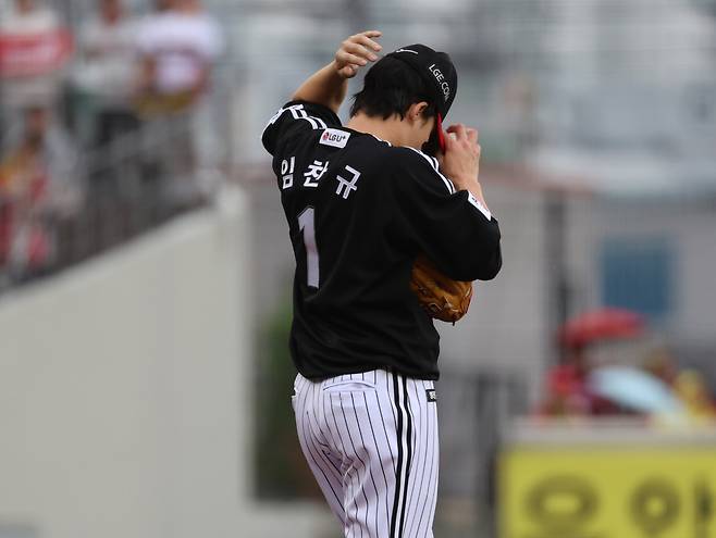 18일 전남광주통합특별시 광주기아챔피언스필드에서 열린 프로야구 2026 포스트시즌 준플레이오프 2차전 LG 트윈스와 KIA 타이거즈의 경기. LG 선발투수 임찬규가 1회말에 실점한 뒤 곤혹스러워하고 있다. <저작권자 ⓒ 1980~2026 ㈜연합뉴스. 무단 전재 재배포 금지, AI 학습 및 활용 금지>