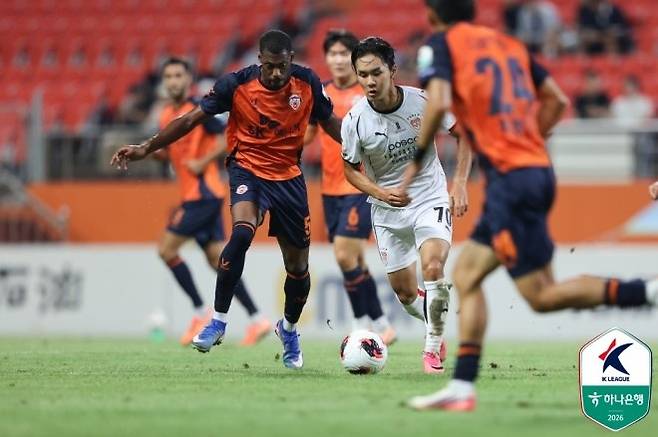 황서웅(사진 오른쪽). 사진=한국프로축구연맹
