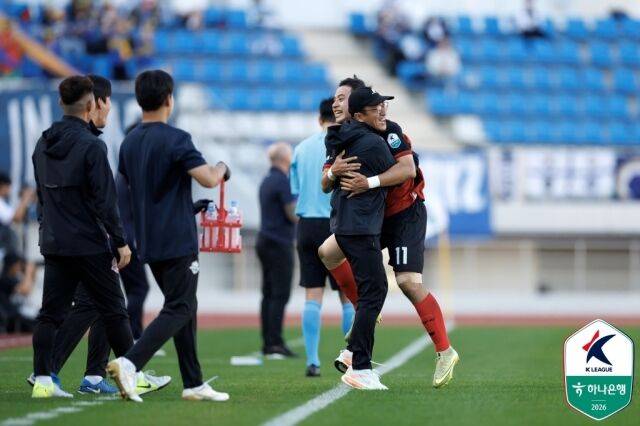 최명성 김해FC 감독대행이 지난 10일 김해종합운동장에서 열린 충남 아산과의 홈 경기에서 득점 후 곽성욱과 포옹하고 있다./프로축구연맹 제공