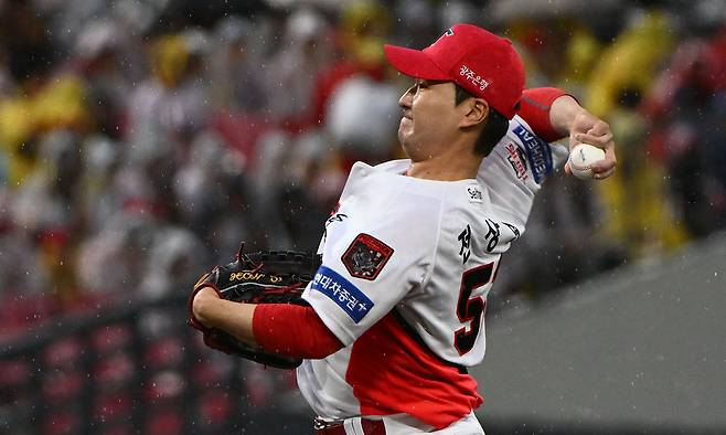 오늘은 내가 MVP KIA 마무리 투수 전상현이 18일 전남광주 기아챔피언스필드에서 열린 2026 KBO 준플레이오프 2차전에 등판해 역투하고 있다. 전상현은 1·2차전 모두 세이브를 올리며 2연승에 앞장섰다. 전남광주=뉴시스