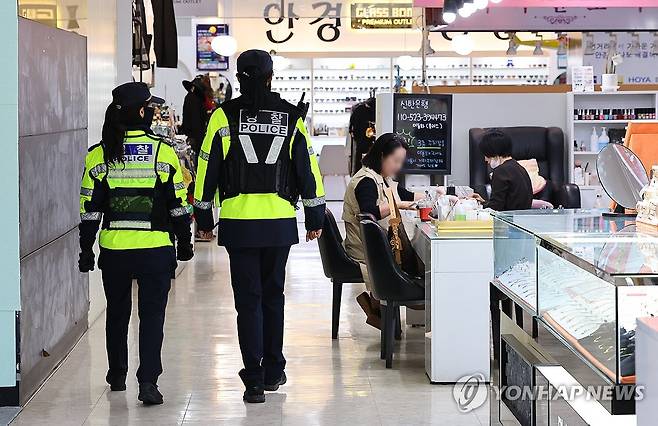 인천 흉기 난동 사건... 경찰 다중 이용시설 순찰 강화 (인천=연합뉴스) 임순석 기자 = 전날 인천 대형 상업시설 흉기 난동 사건이 발생한 가운데 14일 인천 남동구 다중 이용시설에서 경찰이 순찰하고 있다. 2026.10.14 soonseok02@yna.co.kr