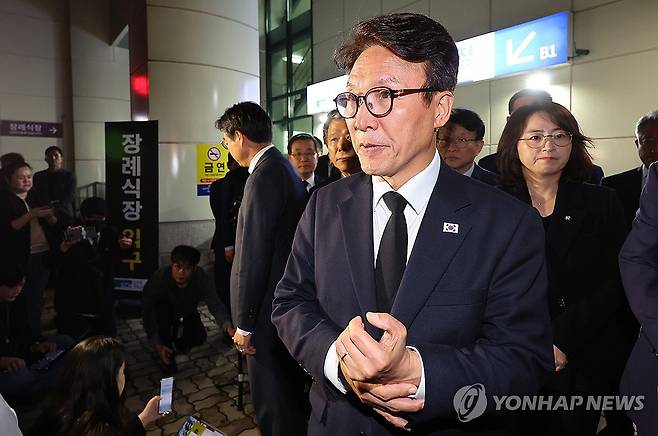 순직 소방관 빈소 조문 마친 김민석 대표 (부천=연합뉴스) 임순석 기자 = 더불어민주당 김민석 대표가 18일 경기 부천시 순천향대학교 부천병원 장례식장에 마련된 부천 공장 화재 순직 고(故) 김진석 소방위의 빈소 조문을 마친 뒤 이동하고 있다. 2026.10.18 soonseok02@yna.co.kr