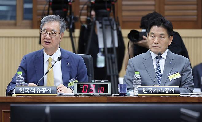 손주석 한국석유공사 사장(왼쪽)과 홍의락 한국가스공사 사장이 19일 대구 동구 한국가스공사에서 열린 국회 산업통상자원중소벤처기업위원회의 한국가스공사, 한국석유공사, 강원랜드, 대한석탄공사, 한국가스기술공사, 한국가스안전공사, 한국석유관리원, 한국광해광업공단에 대한 국정감사에서 질의를 받고 있다. (사진=연합뉴스)