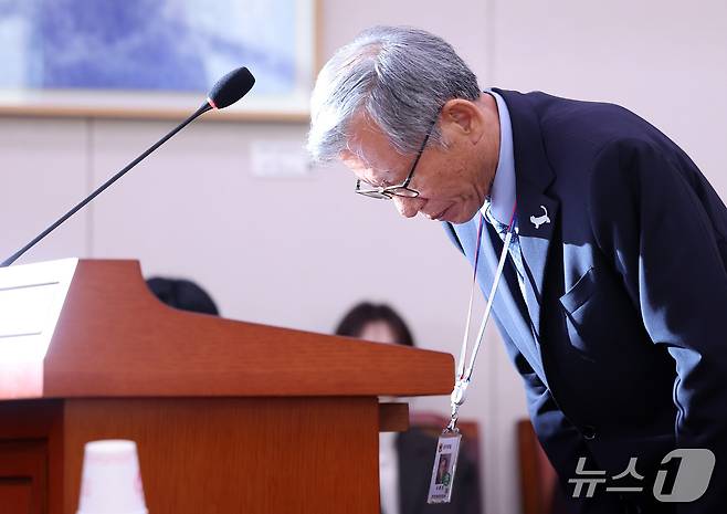유홍준 국립중앙박물관장이 19일 서울 여의도 국회에서 열린 문화체육관광위원회의 국립중앙박물관 등에 대한 국정감사에서 업무 보고를 하기 전 고개 숙여 인사하고 있다. 2026.10.19 ⓒ 뉴스1 김성진 기자