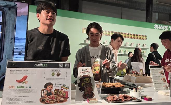 유명 배우 출신인 가정 간편식 업체 대디푸드의 정태우 대표(왼쪽에서 두번째)가 지난 16일(현지시간) 뉴욕 맨해튼 플랫아이언 지구에 마련된 '꿈(KOOM) 위크 2026' 팝업스토어 행사장에서 너겟을 조리하고 있다. /사진=심재현 특파원