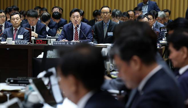 오세훈 서울시장이 19일 오전 서울 중구 서울시청에서 열린 국회 국토교통위원회 서울시 국정감사에 참석해 의원들의 질의에 답하고 있다./사진=뉴시스