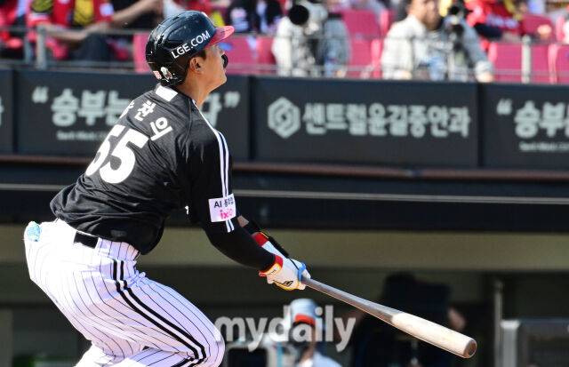 17일 오후 광주 기아챔피언스필드에서 진행된 '2026 신한 SOL KBO리그 포스트시즌' 준플레이오프 1차전 KIA 타이거즈와 LG트윈스의 경기. LG 송찬의가 2회초 2사 KIA 선발 네일을 상대로 선제 솔로포를 때리고 있다./광주=곽경훈 기자 kphoto@mydaily.co.kr