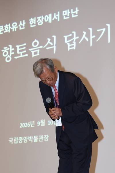 유홍준 국립중앙박물관장이 지난달 10일 서울 용산구 국립중앙박물관 대강당에서 열린 특별전 ‘우리들의 밥상’ 연계 특별강연회 ‘맛 대 맛’에 앞서 박원근 지사 유묵 전시 관련해 사과하고 있다. 앞서 국립중앙박물관이 애국지사 박원근의 글씨로 소개한 전시품이 친일파로 알려진 동명이인의 작품이라는 조사 결과가 나와 전시에서 철거됐다. 연합뉴스