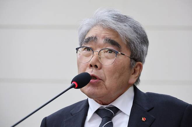 하동근 한국지역난방공사 사장이 19일 서울 여의도 국회에서 열린 기후에너지환경노동위원회의 온실가스종합정보센터 등에 대한 국정감사에서 의원 질의에 답변하고 있다. 뉴스1