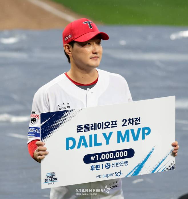 기아 마무리 전상현이 18일 광주 기아챔피언스필드에서 열린 2026 KBO리그 준플레이오프 KIA타이거즈와 LG트윈스 2차전 데일리MVP를 수상하고 있다. 2026.10.17. 기아 마무리 전상현이 18일 광주 기아챔피언스필드에서 열린 2026 KBO리그 준플레이오프 KIA타이거즈와 LG트윈스 2차전 8회초 조상우에 이어 등판하고 있다. 2026.10.17. /사진=강영조 cameratalks@