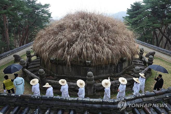 한식 맞은 건원릉 '청완 예초의' (구리=연합뉴스) 임병식 기자 = 한식인 6일 오전 경기도 구리시 동구릉에서 열린 건원릉 청완 예초의에서 동구릉 관리사무소 관계자들이 봉분 억새를 자르기 전에 왕릉 주변을 점검하고 있다.
태조 이성계가 묻힌 건원릉은 태조 유언에 따라 함흥 억새를 가져와 봉분에 심었다고 전해진다. 2026.4.6 andphotodo@yna.co.kr