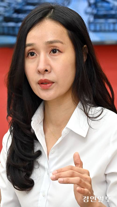 구영은 큐레이터가 앞으로의 우리미술관의 역할에 대해 설명하며 “세대와 지역을 아우르는 문화 교류의 장이 되어야 한다”고 강조했다. 2026.10.19 /김용국기자 yong@kyeongin.com