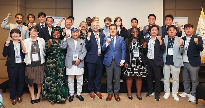 지난 13일 필리핀에서 열린 2026 세계화장실협회 총회에 참석한 관계자들이 기념촬영을 하고 있다. / 사진제공=수원특례시