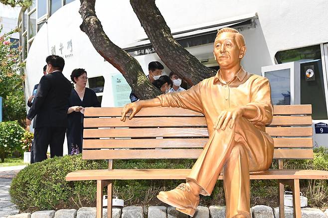해우재에 있는 故 심재덕 전 수원시장의 동상. /사진제공=수원특례시