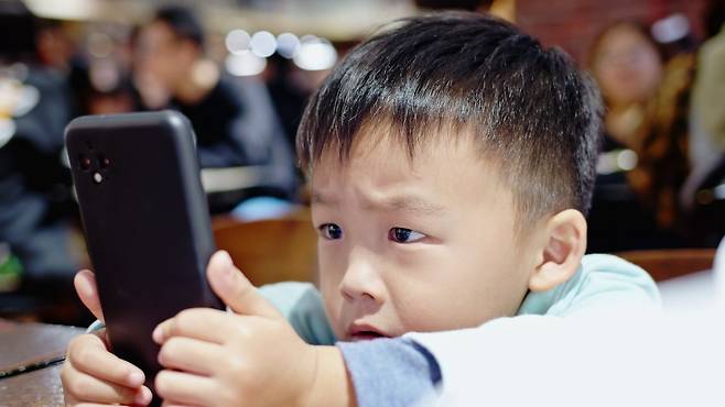 성장기 아동·청소년은 스마트폰과 TV 등 다양한 디지털 기기에 노출돼 있다|출처: 클립아트코리아