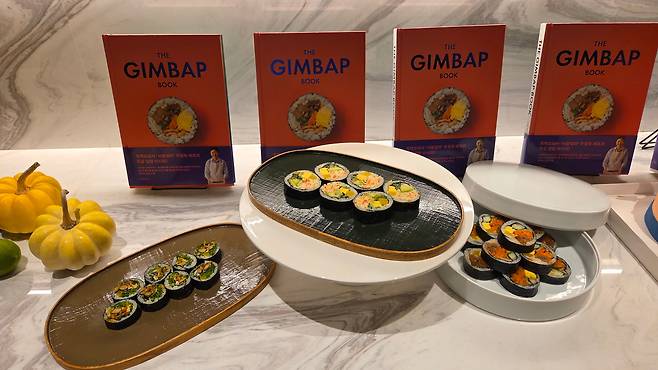 우정욱 셰프의 김밥들. 왼쪽부터 ‘서리태마스카포네김밥’, '아보카도 김밥', '엄마김밥'. 김밥 뒤로 우 셰프의 신간 '김밥 책'이 놓여있다./박진성 기자