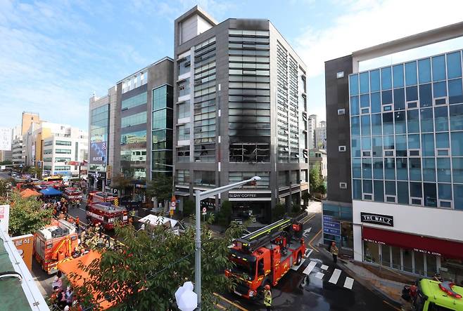 20일 서울 강남구 역삼동의 한 상가에서 화재가 발생해 소방대원들이 화재 진압을 하고 있다. 2026.10.20 뉴시스