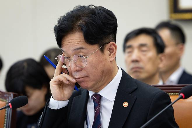 김영훈 고용노동부 장관이 지난 13일 서울 국회에서 열린 기후에너지환경노동위원회의 고용노동부에 대한 국정감사에 출석해 의원들의 질의를 듣고 있다. 뉴스1