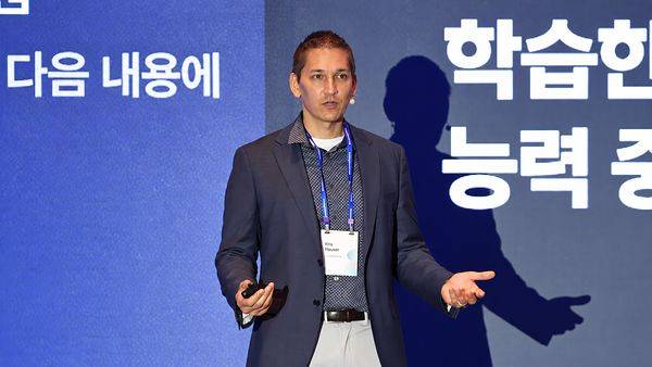 크리스 하우저 삼성전자 RX사업추진실 로보틱스 랩장이 AI 포럼에서 사업 전략을 설명하고 있다 / 사진 제공=삼성전자