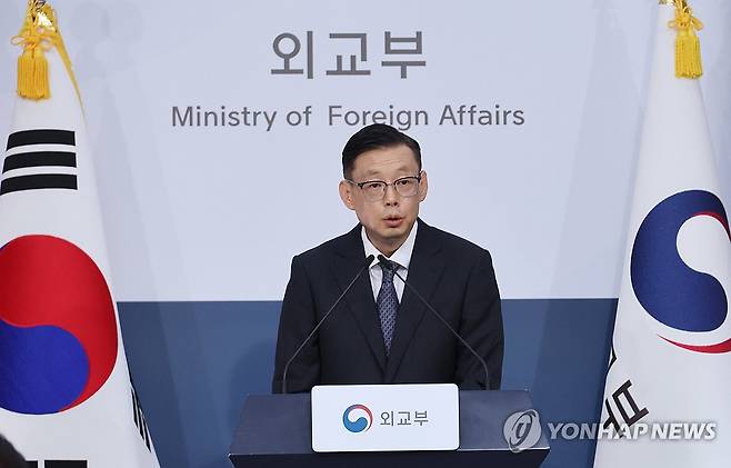 정부, 우크라이나 공관원 일부 철수 (서울=연합뉴스) 안정원 기자 = 박두순 외교부 대변인이 20일 서울 종로구 정부서울청사 외교부에서 열린 정례브리핑에서 우크라이나 전역에 걸친 공습 위협이 상존해 안전 확보가 어려운 점 등을 고려, 공관원 일부 철수를 결정했다고 밝히고 있다. 2026.10.20 jeong@yna.co.kr