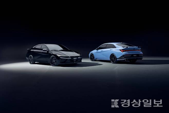 ▲ 왼쪽부터 아반떼 N 모노크롬 블랙, 퍼포먼스 블루 모델. 현대차 제공