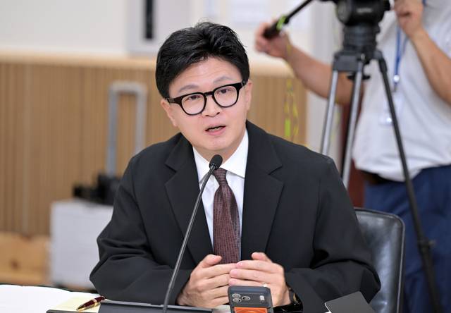 무소속 한동훈 의원이 지난 12일(현지시간) 워싱턴DC 주미한국대사관에서 열린 국회 외교통일위원회 국정감사에서 질의하고 있다. 연합뉴스 >