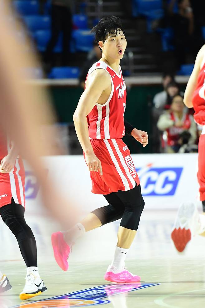 SK 안영준이 20일 잠실학생체육관에서 열린 정관장과의 2026~27 KCC 프로농구 정규리그 경기서 득점 후 환호하고 있다. 사진=KBL