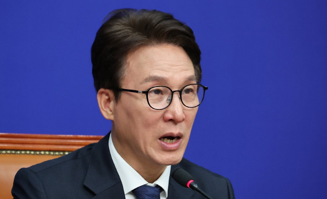 김민석 더불어민주당 대표가 지난 19일 오전 국회 본관 당대표회의실에서 열린 제25차 최고위원회의에서 모두발언을 하고 있다. (더불어민주당)