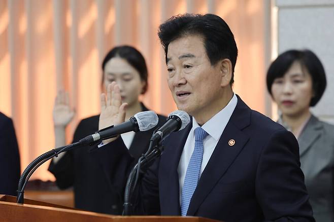 정동영 통일부 장관이 7일 서울 종로구 남북회담본부에서 열린 외교통일위원회 국정감사에서 선서하고 있다. 연합뉴스