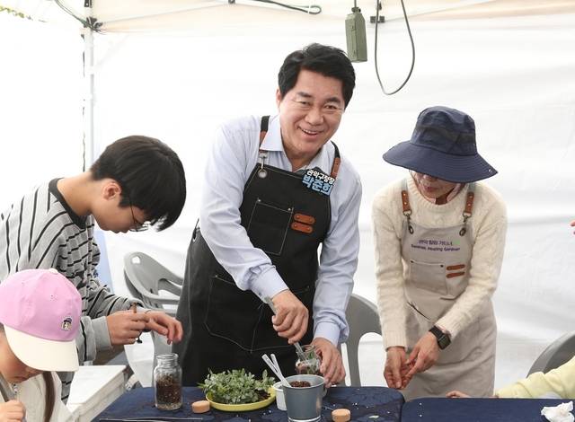 박준희(가운데) 서울 관악구청장. 관악구 제공