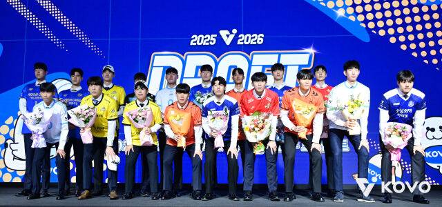 2026-27시즌 V-리그 남자부 신인 드래프트가 오는 28일 오후 열릴 예정이다. 지난 시즌 남자부 신인 드래프트를 통해 7개 구단으로부터 지명된 선수들이 함께 모여 기념촬영하고 있다./한국배구연맹(KOVO) 제공