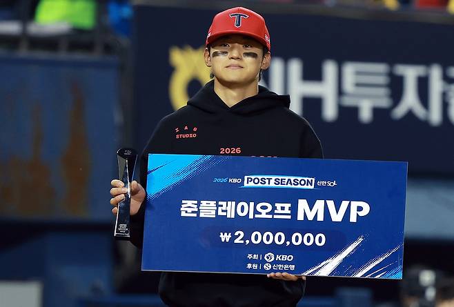 (서울=뉴스1) 이호윤 기자 = 20일 오후 서울 잠실야구장에서 열린 프로야구 2026 신한 SOL KBO 포스트시즌 준플레이오프 3차전 KIA 타이거즈와 LG 트윈스의 경기에서 준플레이오프 MVP를 차지한 김도영이 포즈를 취하고 있다. 2026.10.20/뉴스1