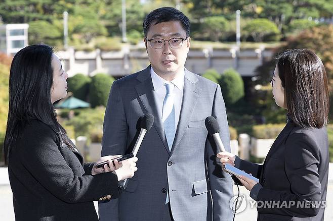 서현욱 부장검사, 징계위 출석 (과천=연합뉴스) 윤동진 기자 = 서현욱 부산광역공소청 창원지부 부장검사가 21일 정부과천청사 법무부에서 열린 징계위원회에 참석하며 취재진 질문에 답하고 있다.
이날 징계위에선 이화영 전 경기도 평화부지사의 위증 재판에서 발생한 검사들의 집단 퇴정 사건과 관련한 징계 여부가 결정될 전망이다. 2026.10.21 mon@yna.co.kr