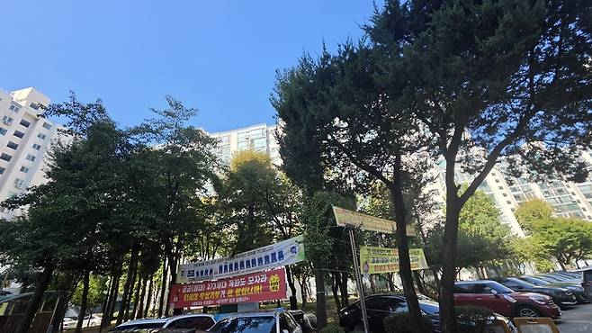 ▲20일 서울 광진구 광장동 광장극동아파트 단지 곳곳에 재건축 조합설립 동의를 독려하는 현수막과 공공주택 473가구 공급계획에 반대하는 현수막이 나란히 걸려 있다. 주민들 사이에서 재건축 추진 방향과 재산권 문제를 둘러싼 갈등이 이어지고 있다. 사진=장혜원 기자