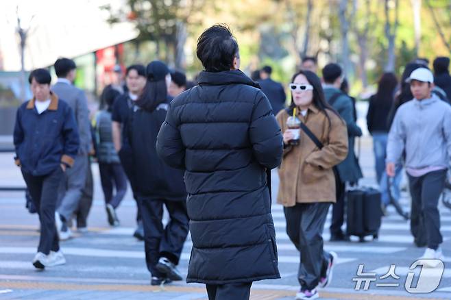 서울 아침 5도로 기온이 큰 폭으로 떨어진 22일 오전 서울 종로구 광화문 네거리에서 롱패딩을 입은 시민이 발걸음을 옮기고 있다. 2026.10.22 ⓒ 뉴스1 안은나 기자